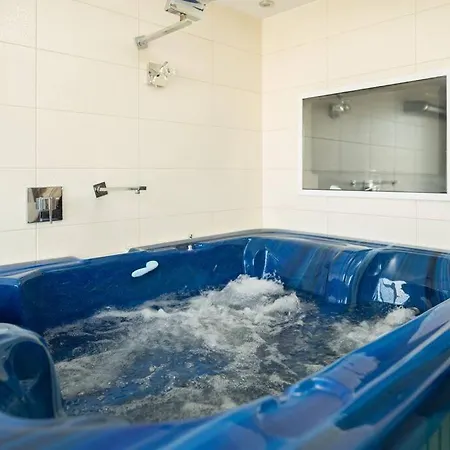 Martonfalvi Penthouse W Jacuzzi Lägenhet *